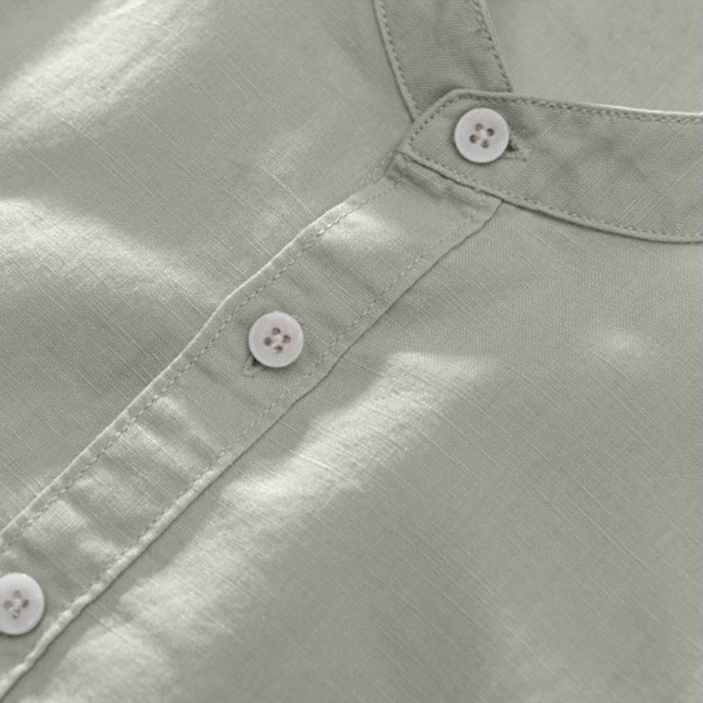 Dettaglio del tessuto in lino azzurro e dei bottoni della Camicia Costa